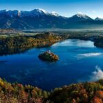 isola al centro di un lago