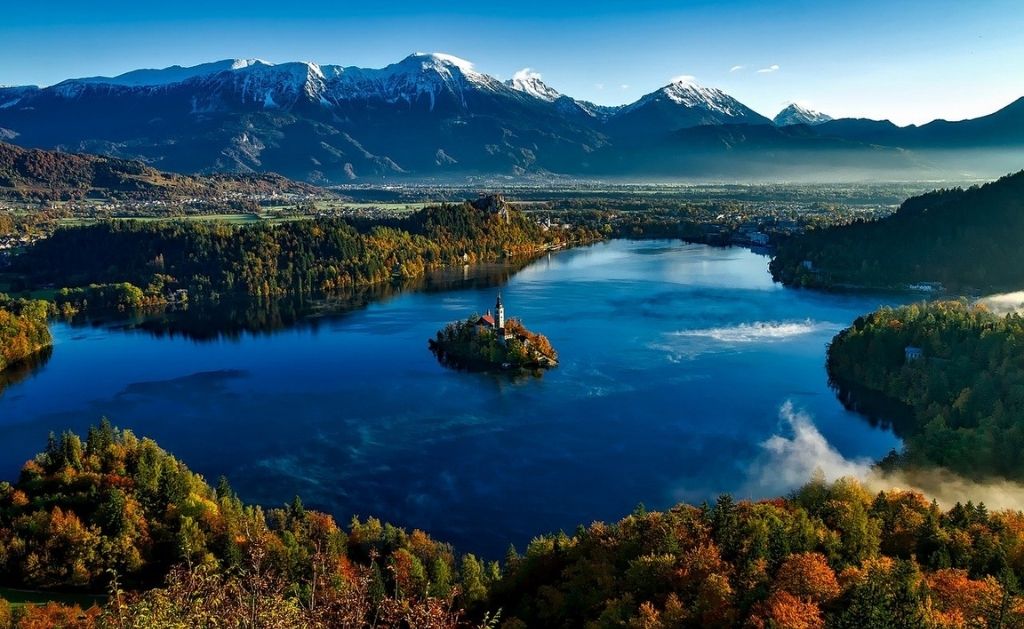 isola al centro di un lago