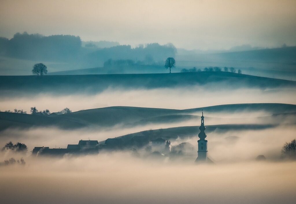 piccolo borgo immerso nella nebbia